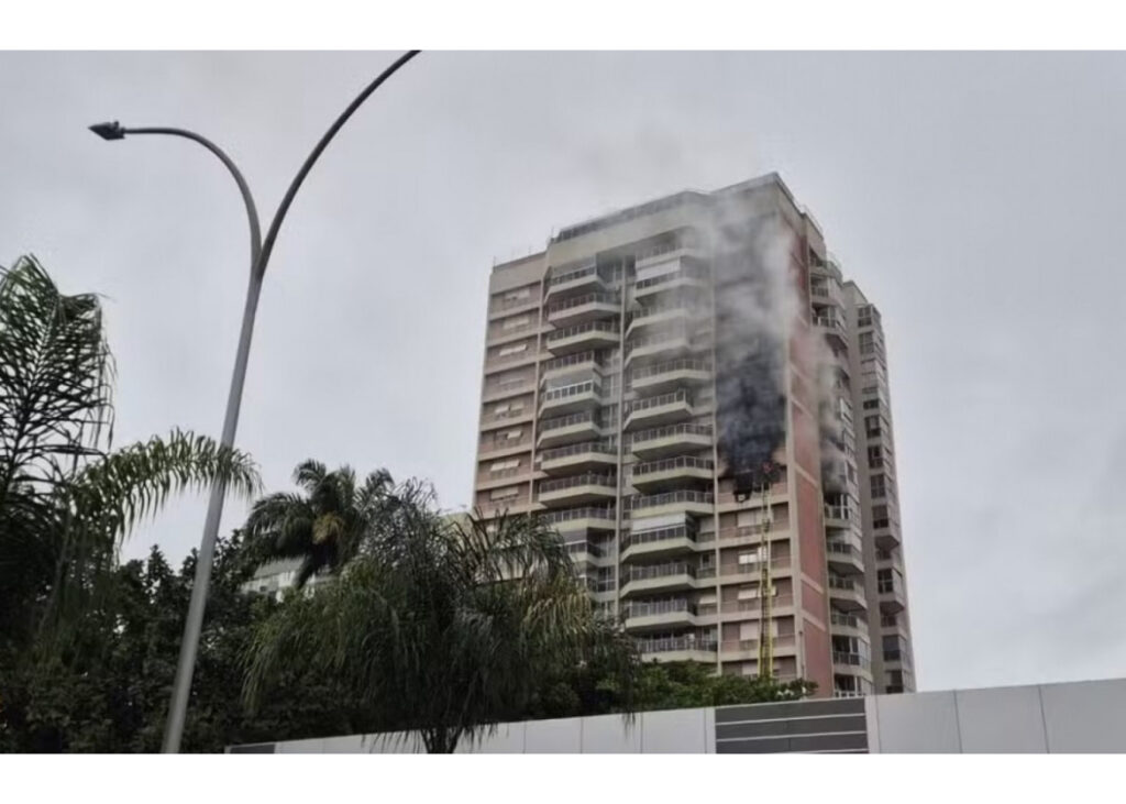 Incêndio atinge apartamento em condomínio no RJ