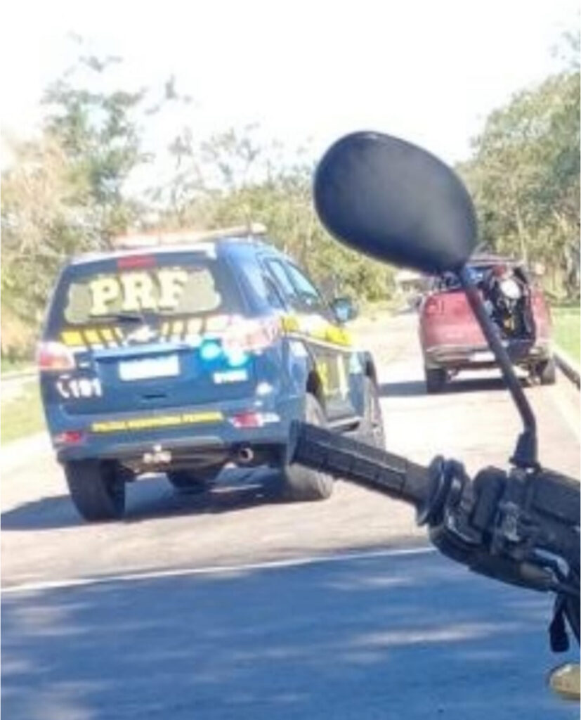 PRF flagra caminhonete com placa irregular na Via Dutra, em Penedo
