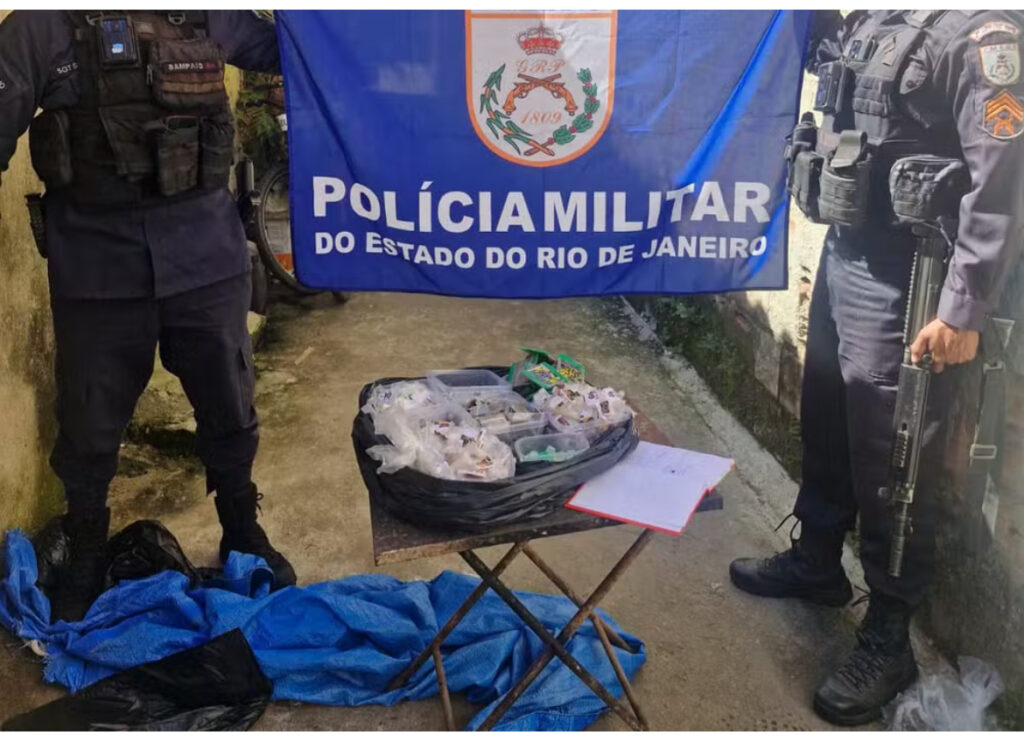 Dupla é presa com 600 porções de drogas em Angra dos Reis