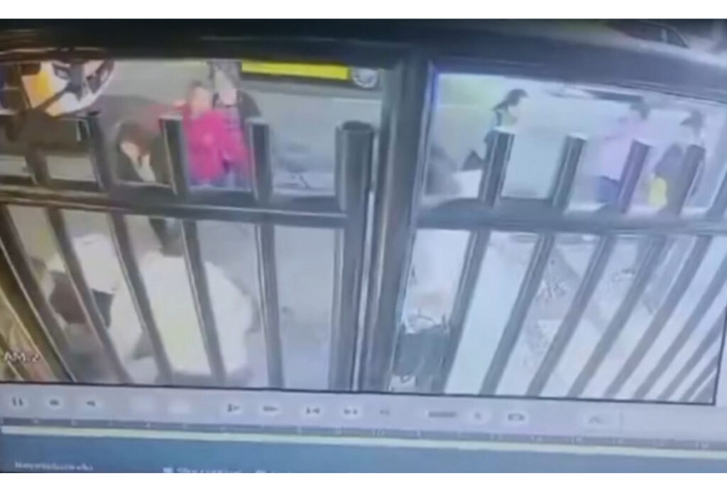 Estrutura metálica cai sobre mulher e criança no Rio