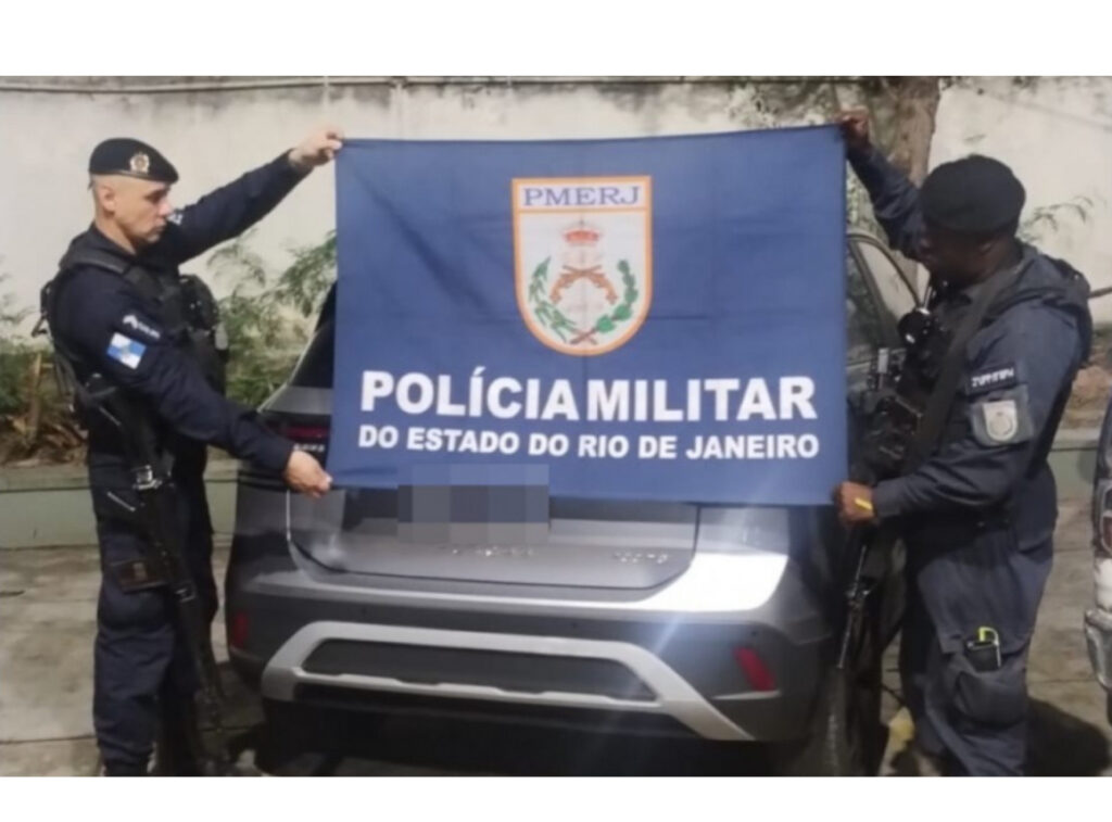 Criança é encontrada em carro abandonado após roubo no Rio