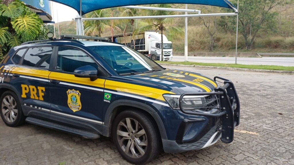 PRF flagra caminhoneiro com ‘rebite’ e maconha em Barra Mansa