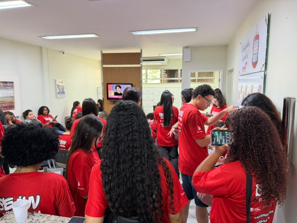 Jovem Sangue Bom’ leva 40 alunos da UFF ao Hemonúcleo de Volta Redonda