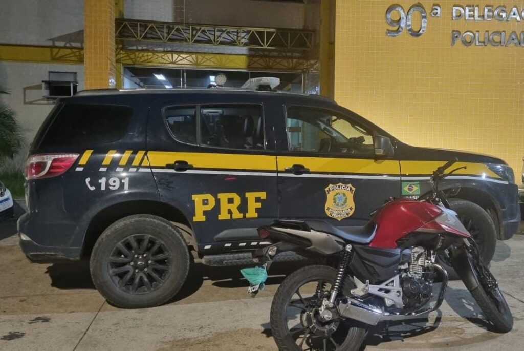 PRF apreende adolescentes em moto com placa encoberta na Dutra