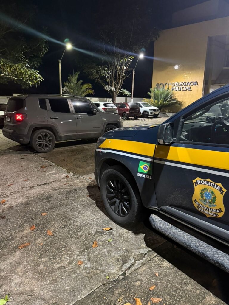 PRF recupera carro roubado durante abordagem na Dutra