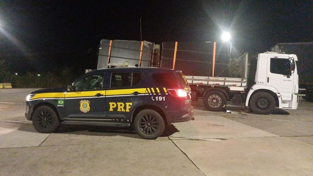 PRF flagra caminhão com 14 toneladas de excesso de peso em Itatiaia