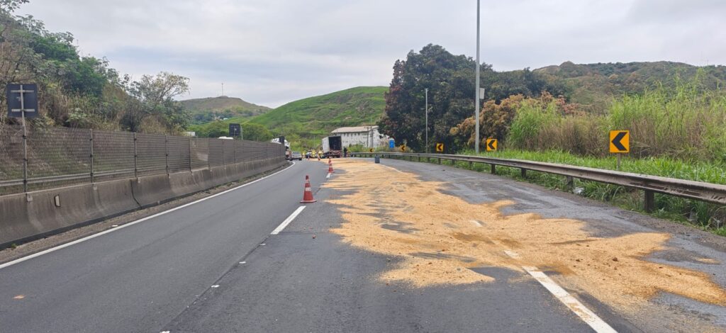 Carreta com arroz tomba na Dutra, em Piraí