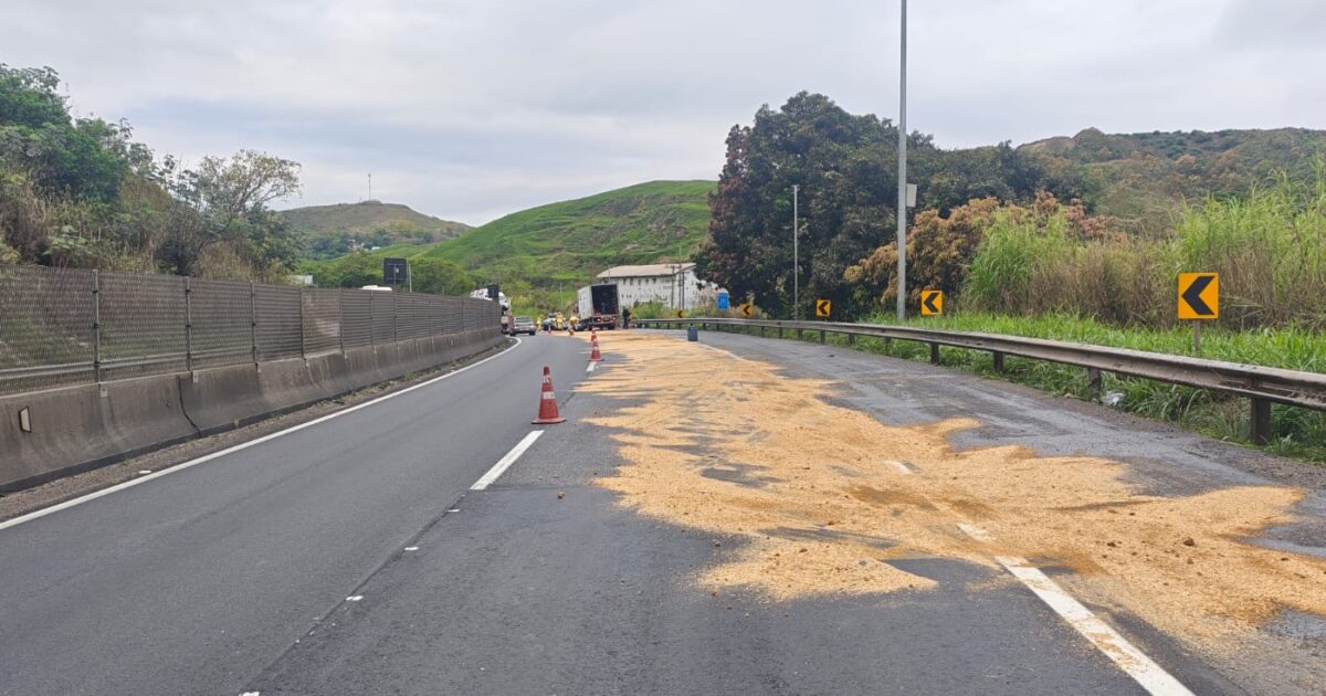Carreta com arroz tomba na Dutra, em Piraí