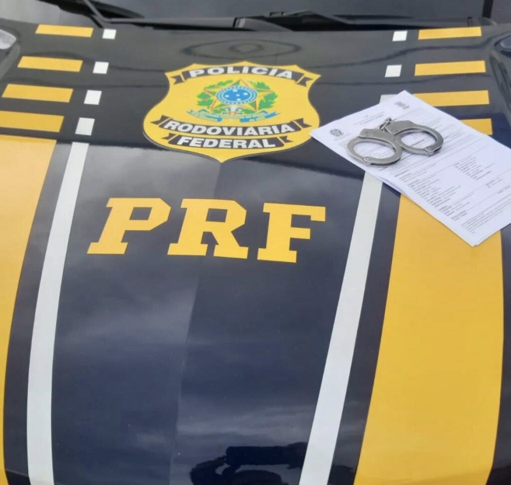 PRF prende foragido durante abordagem a ônibus na Dutra