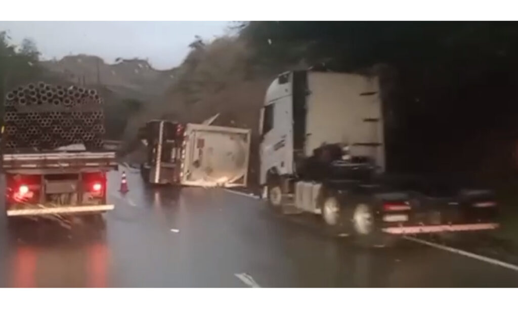 Carretas tombam e interditam trecho da Serra