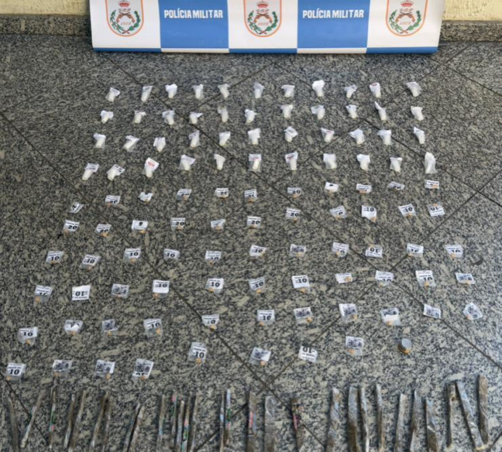 Traficante esconde drogas no forro de igreja em Piraí
