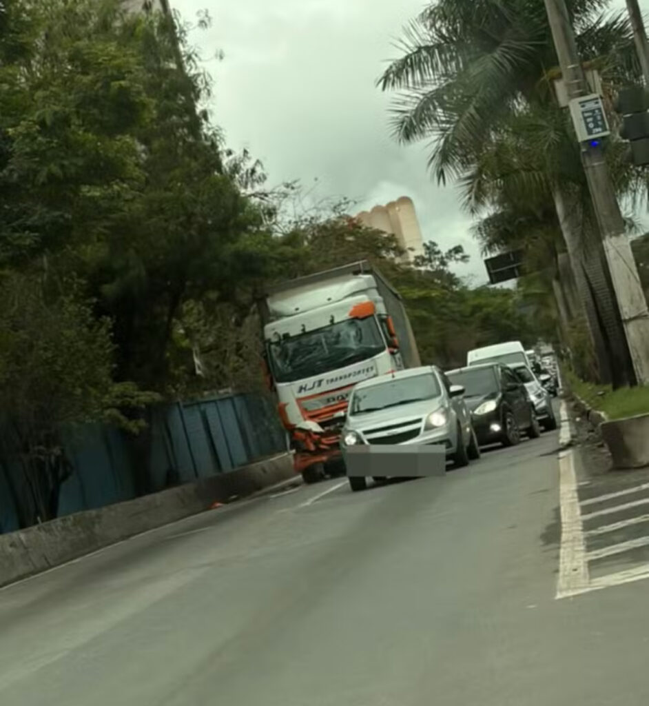 Acidente entre duas carretas é registrado em Volta Redonda