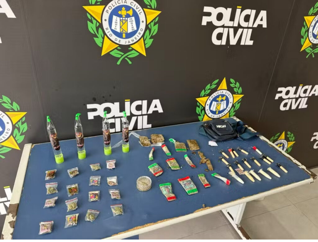 Dupla de menores é presa por tráfico de drogas em Angra