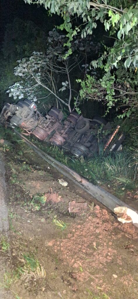 Carreta tomba na BR-393, em Barra do Piraí, e motorista fica ferido
