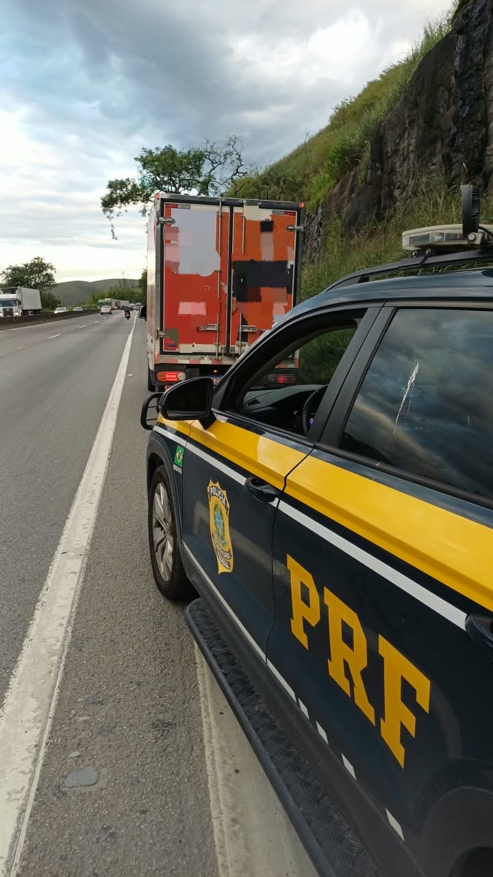 PRF apreende caminhonete com placa adulterada em Barra Mansa
