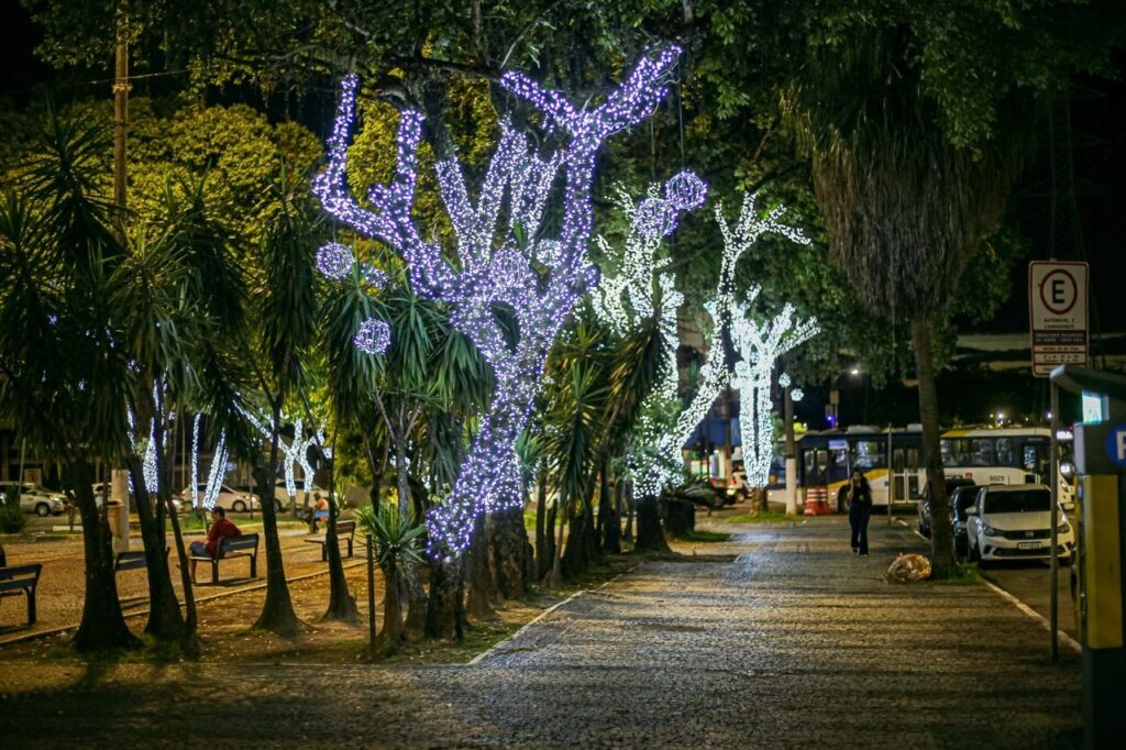 Iluminação de Natal chega a novos pontos de Volta Redonda