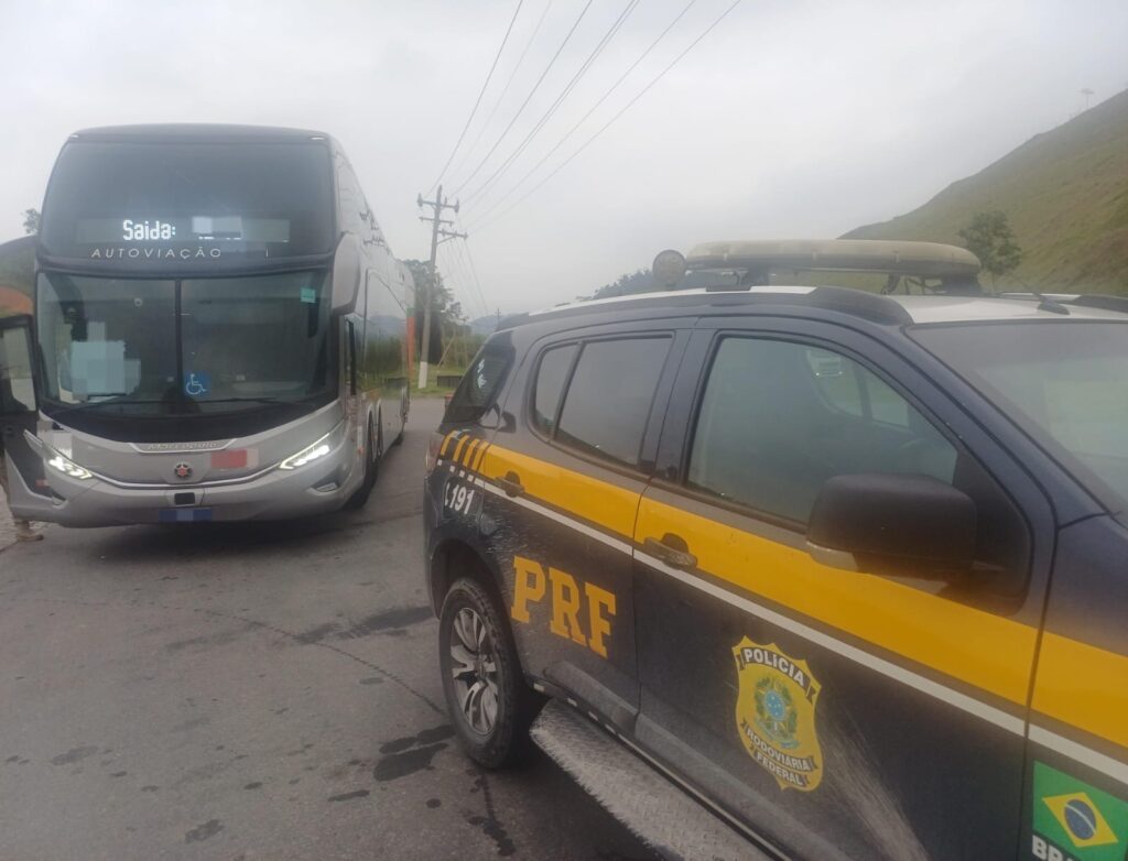 PRF prende foragido da Justiça em ônibus na Via Dutra, em Piraí