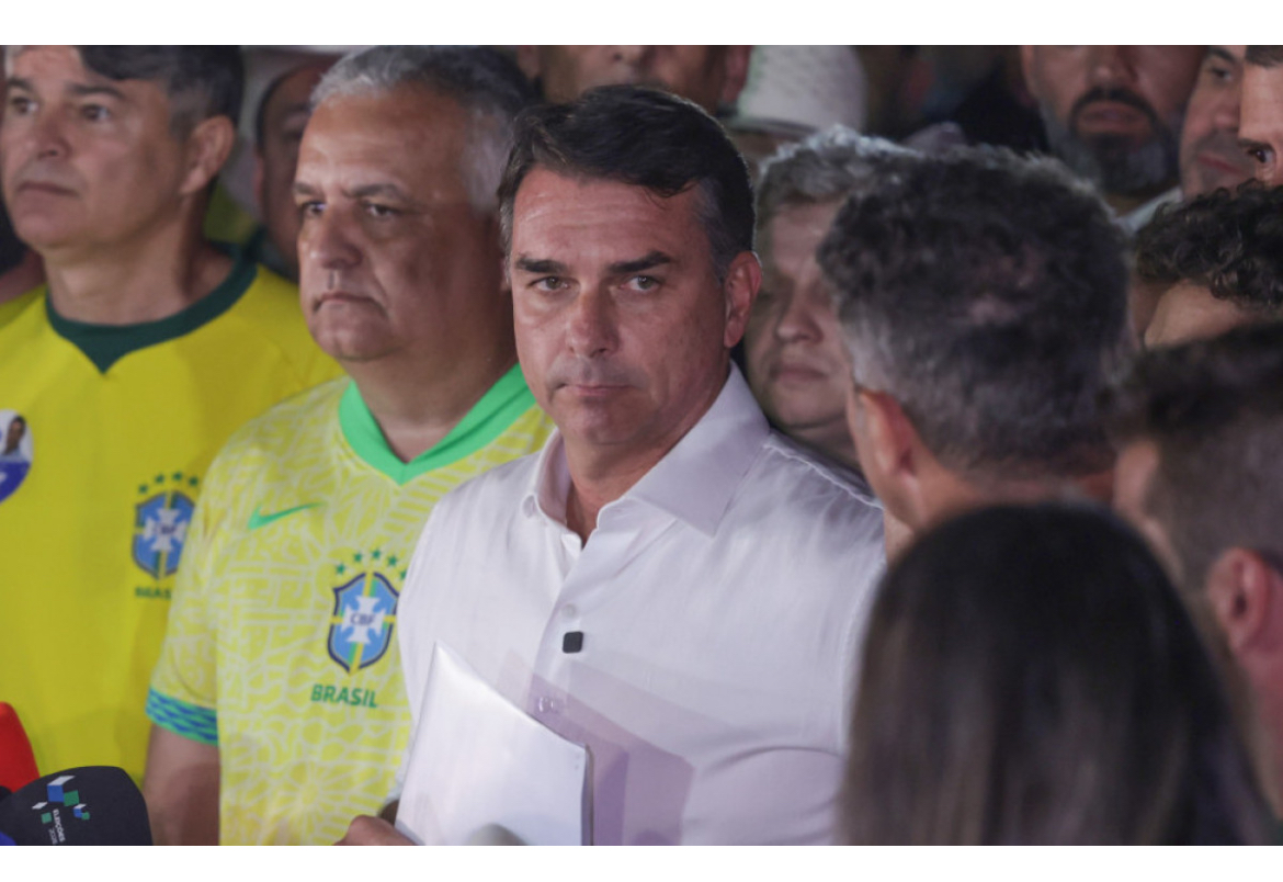 Aliados de Flávio Bolsonaro dizem que ele deixou o Brasil