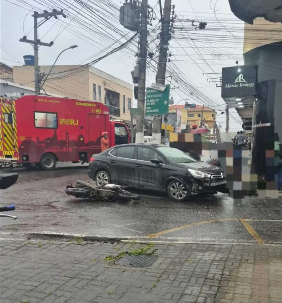 Acidente entre carro e moto deixa jovem ferido em Pinheiral