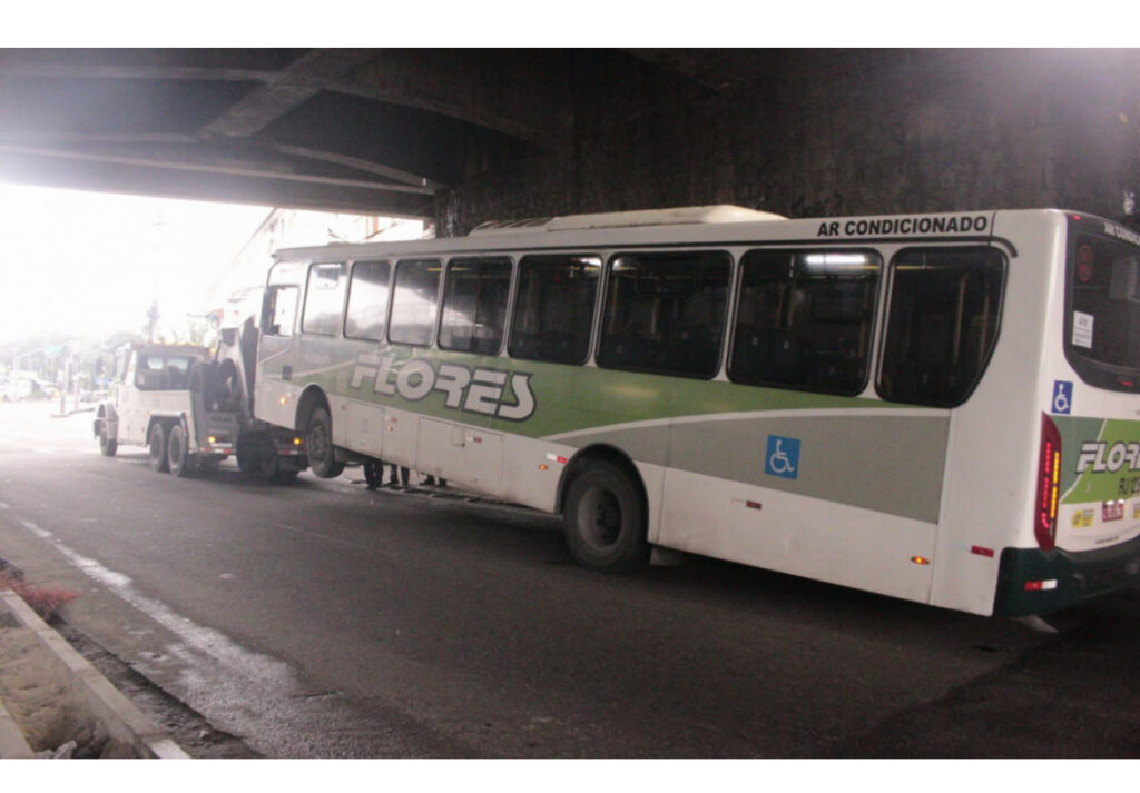 Criminosos sequestram ônibus e bloqueiam ruas