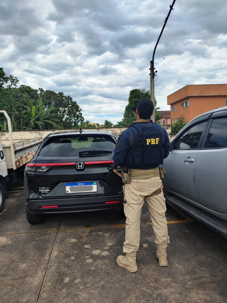 PRF recupera carro roubado na Via Dutra, em Itatiaia